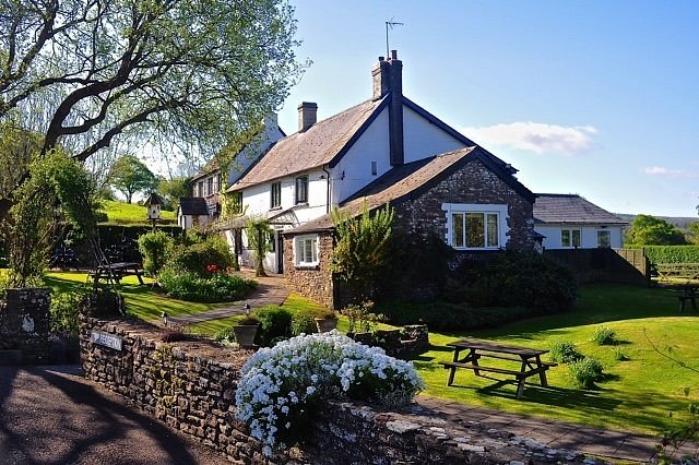 The Greyhound Inn Llantrissant